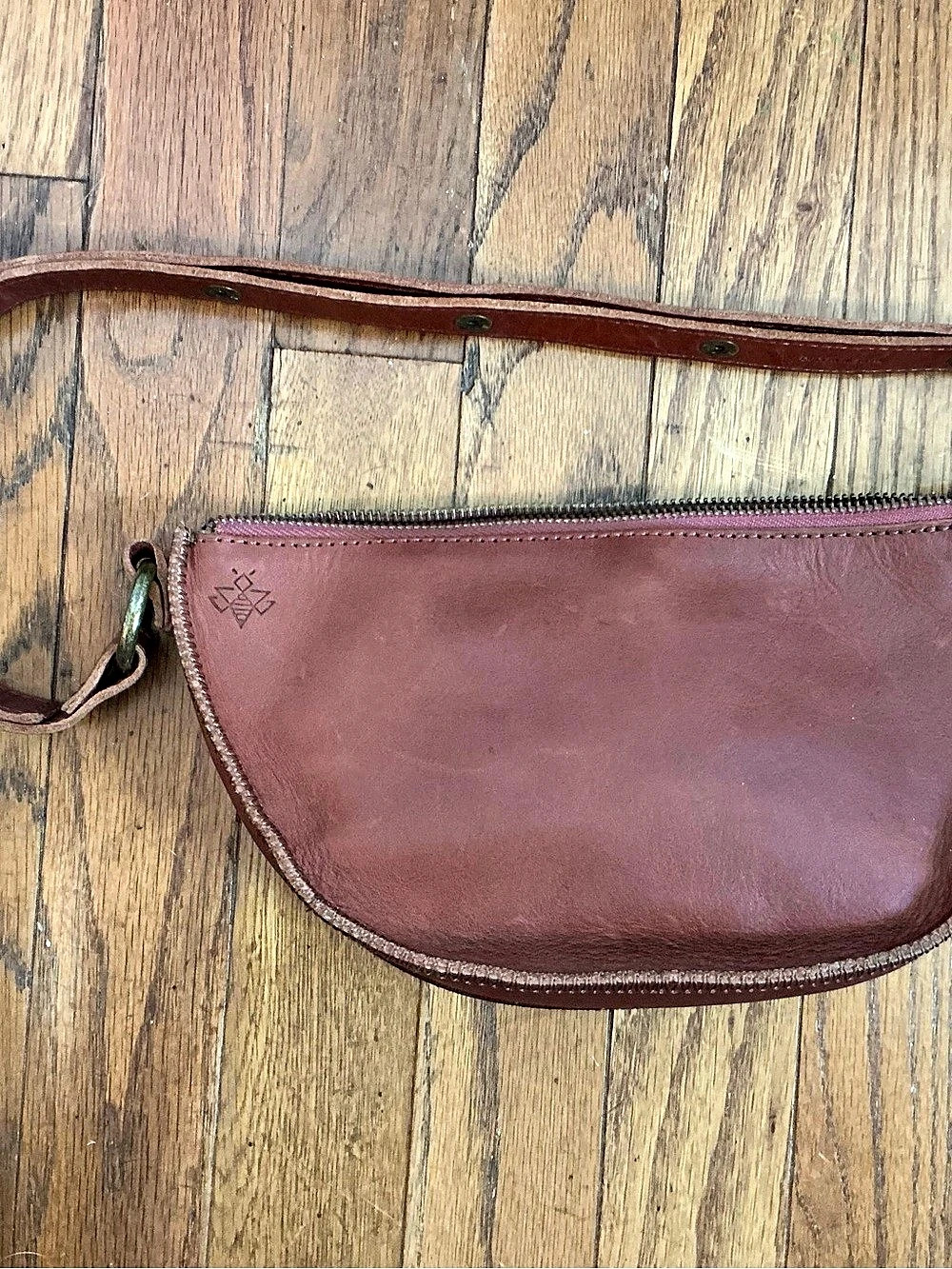 Lyons Leather Co. Bee Cognac Brown Leather Crossbody Bag - Picture 9 of 16